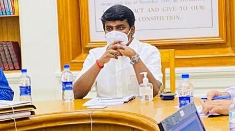 நாங்கள் இருக்கிறோம் போர்க்களத்தில்; நம்பிக்கையோடு கரோனாவை வீழ்த்துவோம்: அமைச்சர் விஜயபாஸ்கர் கவிதை