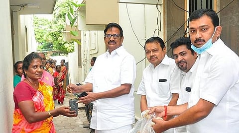 பெண்களுக்கு மரக்கன்றுகளும், நெல் விதைகளையும் வழங்கினார் கே.எஸ்.அழகிரி.