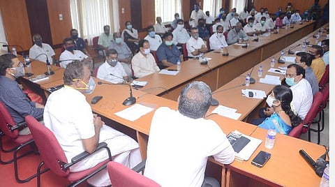 கோவிட்-19 சிறப்பு கடனுதவி தொடர்பான ஆலோசனைக் கூட்டத்தில் பேசிய அமைச்சர் எஸ்.பி.வேலுமணி. அருகில், மாவட்ட ஆட்சியர் கு.ராசாமணி, மாநகராட்சி ஆணையர் ஷ்ரவன் குமார் ஜடாவத் உள்ளிட்டோர்.