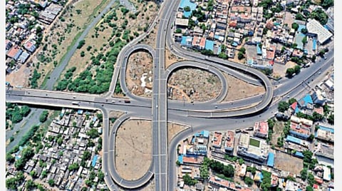 முழு ஊரடங்கால் சென்னை அண்ணாநகர், மதுரவாயல், திருமங்கலத்தை இணைக்கும் கோயம்பேடு மேம்பாலம் வாகனம், மக்கள் நடமாட்டமின்றி வெறிச்சோடி காணப்பட்டது. (ட்ரோன் மூலம் எடுக்கப்பட்டது) படம்: ம.பிரபு