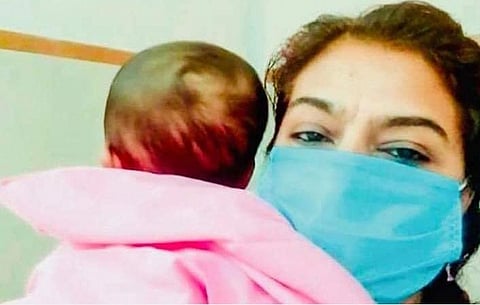 ஆறு மாதக் குழந்தைக்குக் கிடைத்த தெய்வத்தாய்: கரோனாவுக்கு நடுவே ஒரு கருணை உள்ளம்