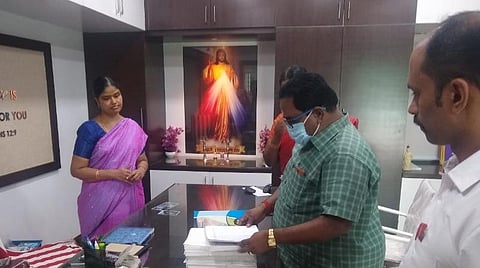 திருப்பூர் தனியார் பள்ளியில் முதன்மைக் கல்வி அலுவலர் ரமேஷ் உள்ளிட்டோர் விசாரணை மேற்கொண்டனர்.