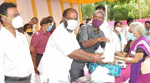 நோய் எதிர்ப்பு சக்தி சத்து மாத்திரைகள், கபசுரக் குடிநீர் பவுடரை வழங்கிய அமைச்சர் ஆர்.பி.உதயகுமார். அருகில் மாநகராட்சி ஆணையாளர் விசாகன்.