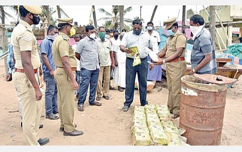 மாமல்லபுரம் கடற்கரையில் கரை ஒதுங்கிய பேரலில் சீன மொழியில் எழுதப்பட்ட பொட்டலங்களில் ரூ.1.5 கோடி மதிப்புள்ள போதைப் பொருள்: போலீஸார் கைப்பற்றி தீவிர விசாரணை