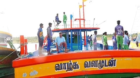 மீன் பிடிக்க கடலுக்குச் சென்ற விசைப்படகு மீனவர்கள்