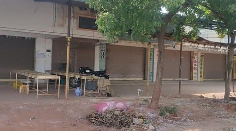 கடைகளை 15 தினங்களுக்கு தாங்களாகவே மூடிய வணிகர்கள்.