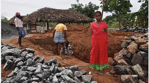 சங்கவி புதிதாகக் கட்டப்படும் தன் வீட்டின் முன்பு.