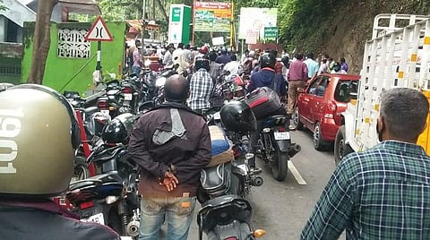 உதகைக்குள் நுழையும் மக்கள்.