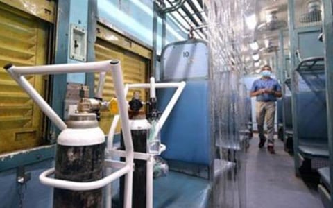 மருத்துவமனைகளாக மாறிய ரயில் பெட்டிகள்: நோயாளிகளுக்கு சிகிச்சை தொடக்கம்