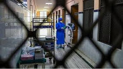 மதுரையில் நோயாளிகள் எண்ணிக்கை அதிகரிப்பால் வேகமாக நிரம்பும் அரசு மருத்துவமனை ‘கரோனா’ வார்டுகள்: பள்ளிகள், கல்லூரிகளில் தற்காலிக வார்டுகள் அமைக்க முடிவு