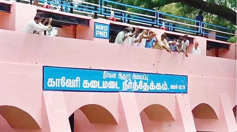 மயிலாடுதுறை மாவட்டம் சீர்காழியை அடுத்த மேலையூரில் உள்ள காவிரி ஆற்றின் கடைசி கதவணைக்கு நேற்று வந்தடைந்த காவிரி நீரை மலர் தூவி வரவேற்ற விவசாயிகள்.
