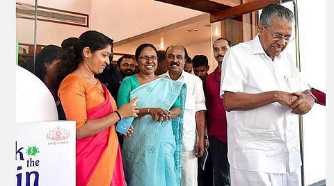 கேரள முதல்வர் பினராயி விஜயன், சுகாதாரத்துறை அமைச்சர் கே.கே.ஷைலஜா.