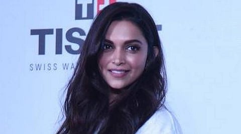 சுஷாந்தின் உடல் எடுத்துச் செல்லப்படும் வீடியோ: புகைப்படக் கலைஞரைச் சாடிய தீபிகா படுகோன்