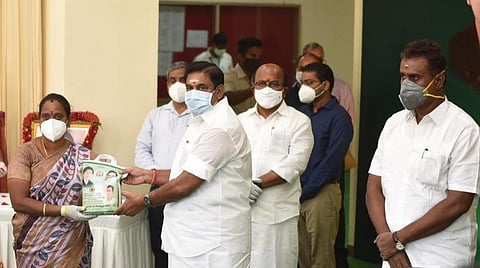 கோவை மாவட்ட ஆட்சியர் அலுவலகத்தில் இன்று பொதுமக்களுக்கு கரோனா தொற்று தடுப்பு மருந்து வழங்கிய முதல்வர் பழனிசாமி.