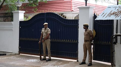 கனிமொழி இல்லத்திற்கு முன்பு பாதுகாப்புக்காக மீண்டும் நிறுத்தப்பட்டுள்ள போலீஸார்.