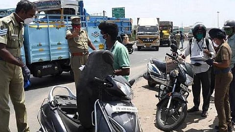 கரோனா பரவலைத் தடுக்க மாவட்ட சோதனைச் சாவடிகளில் அரசுப் பள்ளி ஆசிரியர்களுக்கு பணி: 50 வயதுக்கு மேற்பட்டோரை விடுவிக்க வலியுறுத்தல்