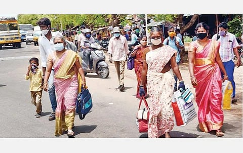 திருச்சி செல்வதற்காக நேற்று பேருந்தில் வந்து புதுக்கோட்டை மாவட்ட எல்லையில் இறக்கி விடப்பட்ட பயணிகள், திருச்சி செல்லும் பேருந்துக்காக மாத்தூர் பேருந்து நிறுத்தம் நோக்கி நடந்து செல்கின்றனர்.படம்: ஜி.ஞானவேல்முருகன்