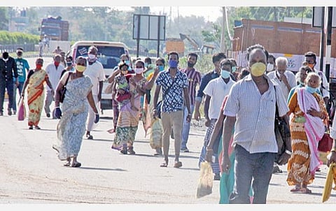 கரோனா வைரஸ் பரவலை தடுக்க, வேலூர்-ராணிப்பேட்டை மாவட்டங்களின் எல்லையான அரப்பாக்கம்- பிள்ளையார் குப்பம் பகுதியில் அரசுப் பேருந்துகள் தடுத்து நிறுத்தப்பட்டு பயணிகள் அங்கேயே இறக்கி விடப்படுகின்றனர். படம் : வி.எம்.மணிநாதன்