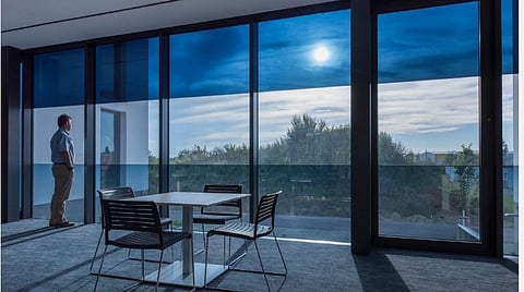 நிறம் மாறும் ஜன்னல்கள்!