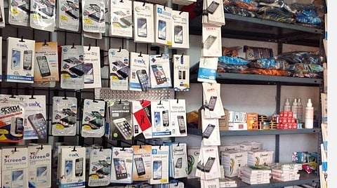 இருமடங்கு உயர்ந்த செல்போன் உதிரிபாக விலை: கரோனா பரவல் காரணமாக இறக்குமதிக்குத் தடை