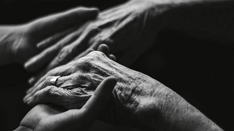 மூன்று மகன்களும் பராமரிக்கத் தவறினார்களா?- மதுரையில் வயதான தம்பதி தூக்கிட்டு தற்கொலை