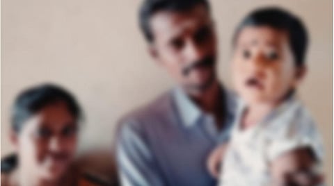 குழந்தை யஷ்வந்திகாவுடன் பெற்றோர்