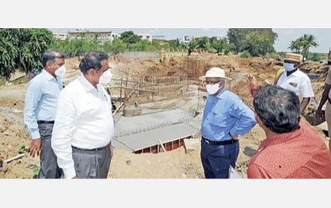 சோமங்கலம் ஏரியில் புதிதாக கட்டப்பட்டுவரும் நீர்தேக்கத்தை பார்வையிடுகிறார் தமிழ்நாடு நீர்வள மேம்பாட்டுக் கழகத்தின் மேலாண்மை இயக்குநர் கே.சத்யகோபால். உடன் காஞ்சிபுரம் ஆட்சியர் பொன்னையா.