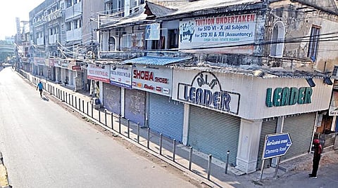 தூத்துக்குடி மாவட்டம் சாத்தான்குளத்தைச் சேர்ந்த 2 வணிகர்கள் சிறையில் மர்மமான முறையில் மரணமடைந்த சம்பவத்துக்கு கண்டனம் தெரிவித்து தமிழ்நாடு வணிகர் சங்கங்களின் பேரமைப்பு சார்பில் தமிழகம் முழுவதும் நேற்று கடைகள் மூடப்பட்டன. சென்னை புரசைவாக்கம் பகுதியில் மூடப்பட்டிருந்த கடைகள். படம்: ம.பிரபு