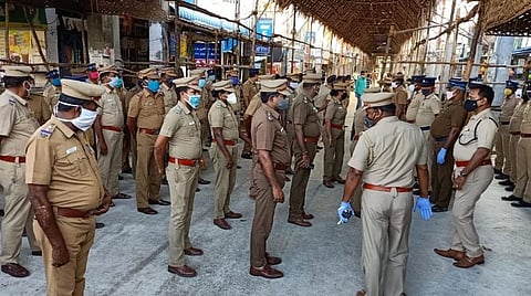 கோயிலில் குவிக்கப்பட்டுள்ள போலீஸார்.