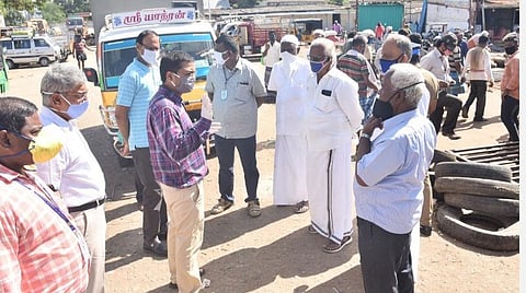 கோவை எம்ஜிஆர் காய்கனி மார்க்கெட்டில் மூவருக்குக் கரோனா: மார்க்கெட்டை இழுத்து மூடிய மாநகராட்சி ஆணையர்