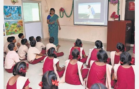 கரோனா பணியில் மாநகராட்சிப் பள்ளி ஆசிரியர்கள்: முறைப்படுத்தக் கோரி உயர் நீதிமன்றத்தில் வழக்கு