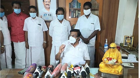 திருச்சி தில்லை நகரிலுள்ள தனது அலுவலகத்தில் இன்று செய்தியாளர்களைச் சந்தித்த கே.என்.நேரு. உடன் கட்சி நிர்வாகிகள்.