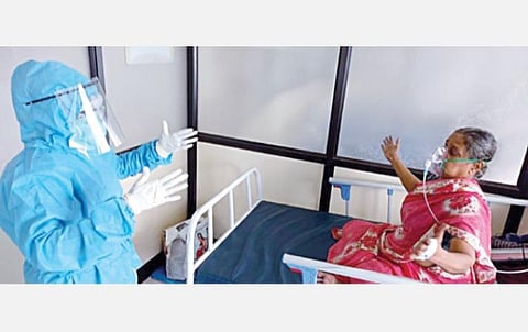 கரோனா வார்டில் யோகா பயிற்சி அளிக்கும் தீபா.