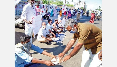 வேகத்தடைக்கு வண்ணம் பூசுவதற்காக நிதி திரட்டி நெடுஞ்சாலைத் துறைக்கு அளிக்க திருச்சி திருவானைக்காவலில் நேற்று பிச்சை எடுக்கும் போராட்டத்தில் ஈடுபட்ட இந்திய ஜனநாயக வாலிபர் சங்கத்தினர்.
