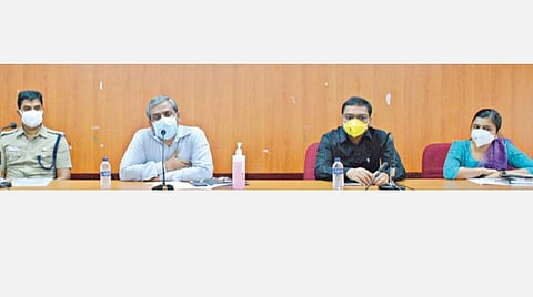 கரோனா வைரஸ் தடுப்பு தொடர்பாக கோவை மாவட்ட ஆட்சியர் அலுவலகத்தில் நேற்று நடைபெற்ற ஆய்வுக் கூட்டத்தில் பேசிய ஆட்சியர் கு.ராசாமணி. அருகில், மாநகராட்சி ஆணையர் ஷ்ரவன் குமார் ஜடாவத் உள்ளிட்டோர்.