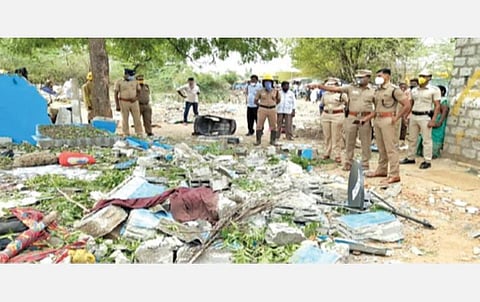 வெடிவிபத்து ஏற்பட்டு தரைமட்டமான பகுதியை பார்வையிட்ட ராணிப்பேட்டை எஸ்பி மயில்வாகனன், டிஎஸ்பி பூரணி ஆகியோர்.