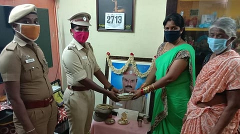 கரோனாவினால் உயிரிழந்த ஆய்வாளரின் குடும்பத்திற்கு ரூ.2.35 லட்சம் நிதியுதவி