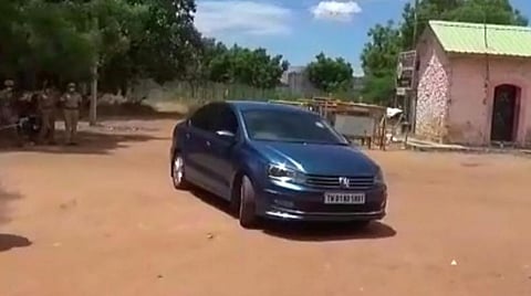 சாத்தான்குளம் காவல் நிலையத்துக்கு விசாரணை நடத்த காரில் வந்த நீதிபதிகள்.