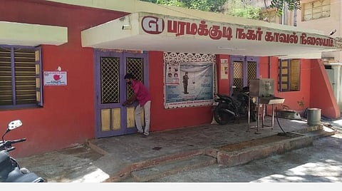 காவல் ஆய்வாளருக்கு கரோனா- மூடப்பட்ட பரமக்குடி காவல் நிலையம்: இரு முதியவர்கள் கரோனாவால் உயிரிழப்பு