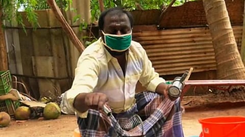 முறுக்கு வியாபாரம் செய்யும் மகேஸ்வரன்.