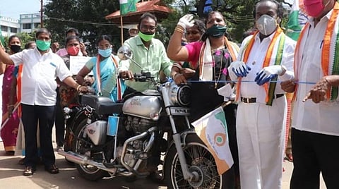 நாகர்கோவிலில் வாகனத்தை கயிறு கட்டி இழுத்து வசந்தகுமார் எம்.பி. நூதனப் போராட்டம்