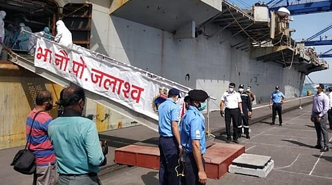 ஐஎன்எஸ் ஜலஸ்வா கப்பல் மூலம் ஈரானில் இருந்து 687 தமிழக, கேரள மீனவர்கள் தூத்துக்குடி வந்தனர்: அமைச்சர் கடம்பூர் ராஜூ வரவேற்பு