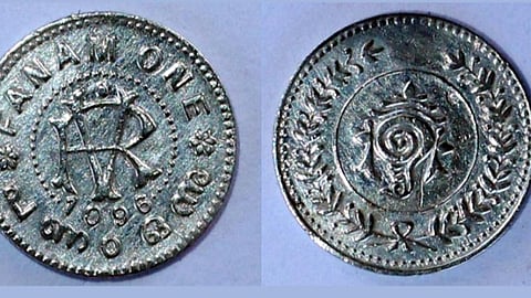 அழகன் குளத்தில் அசோகன் வீட்டில் கண்டெடுக்கப்பட்ட அரியவகை நாணயங்கள்
திருவிதாங்கூர் வெள்ளிக்காசு