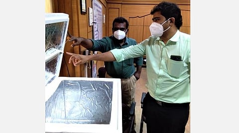 கிருமிநீக்கப் பெட்டியின் செயல்பாடு குறித்து மருத்துவமனையின் டீன் பி.காளிதாஸிடம் விளக்கும் மருத்துவர் பன்னீர்செல்வம்.