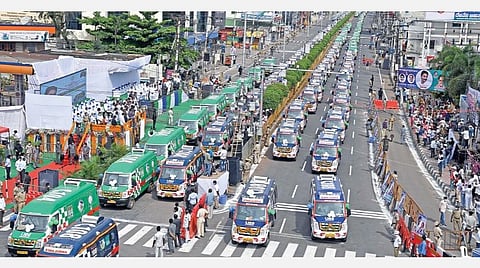 கரோனா வைரஸ் தொற்று பரவி வரும் நிலையில், பொதுமக்களின் பயன்பாட்டுக்காக ஆந்திராவில் 1,088 புதிய ஆம்புலன்ஸ்கள் மற்றும் நடமாடும் மருத்துவ வாகனங்கள் வாங்கப்பட்டுள்ளன. 108 மற்றும் 104 எண்களின் சேவைகளுக்காக இந்த வாகனங்களை, முதல்வர் ஒய்.எஸ்.ஜெகன்மோகன் ரெட்டி விஜயவாடாவில் நேற்று தொடங்கி வைத்தார். படம்: வி.ராஜு