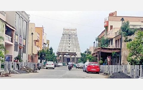 கடந்த ஆண்டு ஜூலை 1-ம் தேதி அத்திவரதர் எழுந்தருளும் விழாவுக்காக பக்தர்களால் நிரம்பி இருந்த காஞ்சிபுரம் நகரம், அதே நாளான நேற்று ஊரடங்கு காரணமாக வெறிச்சோடி காணப்பட்டது.