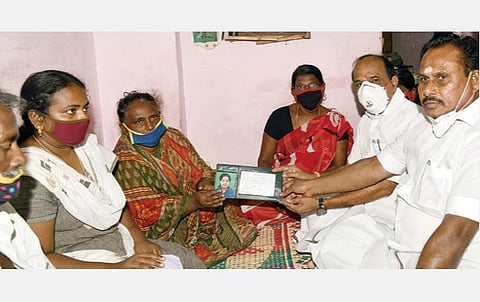 சாத்தான்குளத்தில் ஜெயராஜ் குடும்பத்தினருக்கு அதிமுக சார்பில் ரூ. 25 லட்சம் நிதியுதவியை வழங்கினார் அமைச்சர் கடம்பூர் செ.ராஜூ.