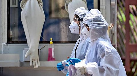 கரோனாவுக்கு சிகிச்சை அளிக்க அனுமதி கோரும் வெளிநாடுகளில் எம்பிபிஎஸ் முடித்த மருத்துவர்கள்: பதிலளிக்காமல் மவுனம் காக்கும் மருத்துவக் கவுன்சில்