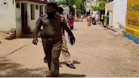 கோவில்பட்டி சுற்றுவட்டாரப்பகுதியில் காவலர் முத்துராஜ் உறவினர் வீடுகளில் போலீஸார் விசாரணை