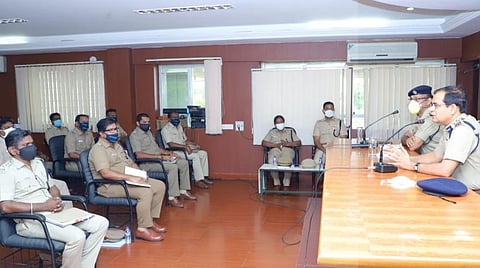 சேலம் சரக காவல் துணைத் தலைவர் பிரதீப்குமார் பேசுகிறார்.